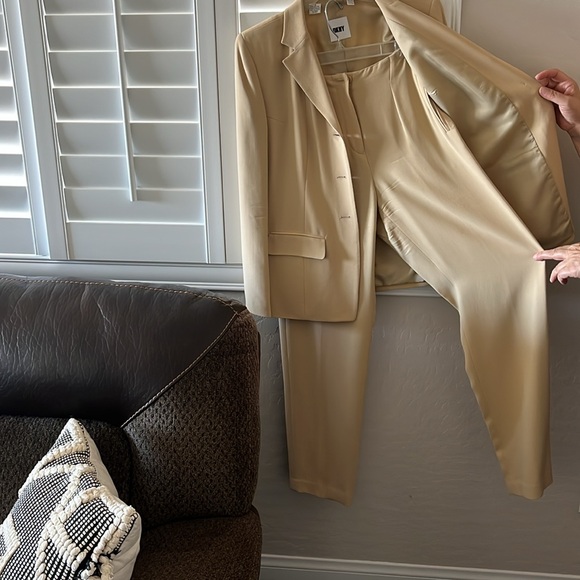 Dkny - Picture 3 of 3